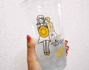 麥當勞《18禁飲料杯》原本親吻的情侶插畫，轉個角度竟然變成不雅動作...ww