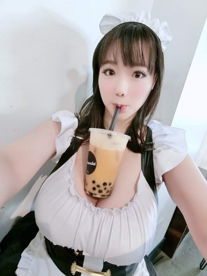 胸部夾珍奶《澁谷果步cos蒂法》J罩杯的威力那件T恤快被撐破了