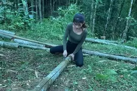 越南叢林生存教戰頻道《MsYang Survival》荒野生存教你如何從零到有搭起一個竹棚