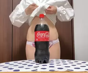 這影片無碼《裸體抽桌巾》失敗的話就只能拿起拖把打掃家裡惹 這影片無碼《裸體抽桌巾》失敗的話就只能拿起拖把打掃家裡惹