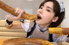 肉眼可見超巨根《深田詠美吃香腸》這個尺寸是要挑戰大食youtuber嗎？