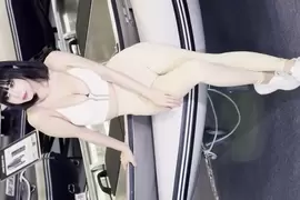 看到落枕《韓國車展女模》11分鐘的影片我頭也歪了11分鐘