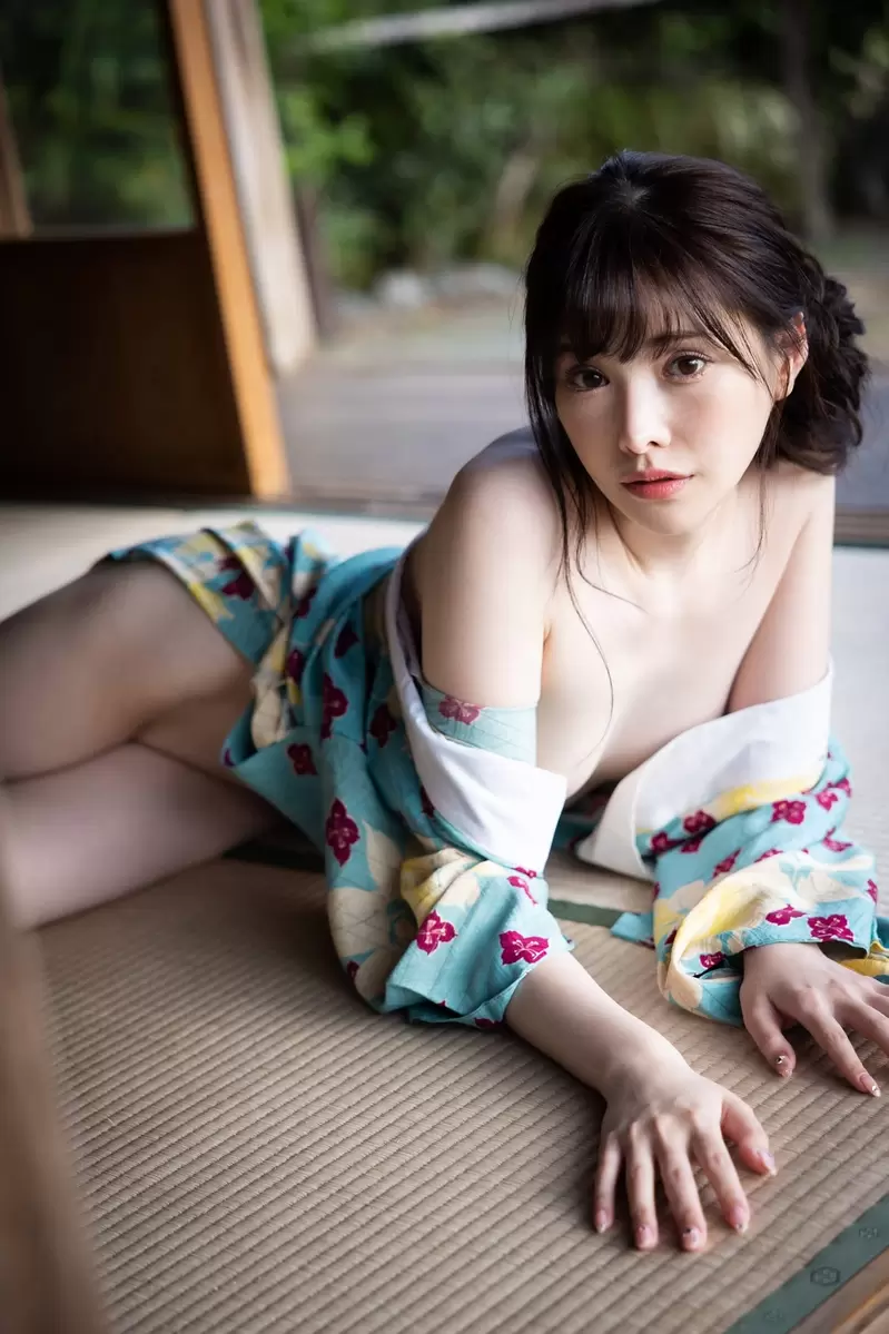 AV界最強美腿《新有菜最新寫真》透明感能量溢出，五月「神ぱら」推出喜歡她的粉絲肯定要收一本