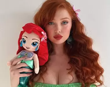 來自俄羅斯的《小美人魚》想看紅髮正妹Angelina Michelle在海裡游泳