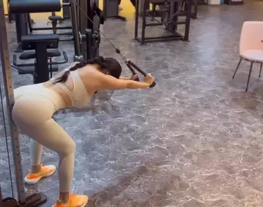 健身房裡的《雙頭下拉繩》訓練方式，看著影片的我思考著怎樣的姿勢才是正確？