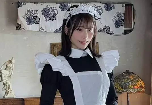 《河北彩伽》的女僕打扮超可愛 另外近期發展歌唱事業，以「萌名」身份變身歌手的首支主打「ずっと一緒に」也推出囉