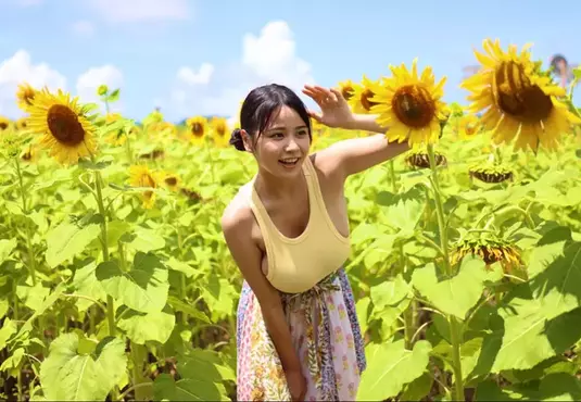 擁有日規L罩杯的《田野憂》首支電子寫真集推出，話說那個向日葵不是應該朝向太陽的角度嗎！？