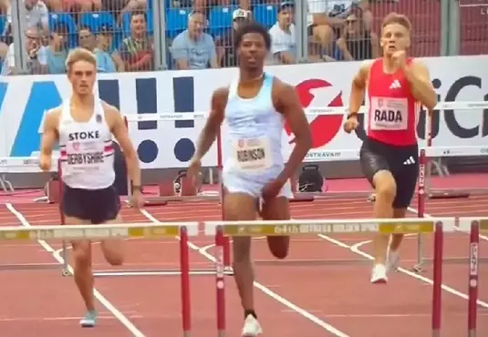 屌打所有人｜美國跨欄選手《克里斯・羅賓森(Chris Robinson)》比賽中「大香腸露出」仍奪冠！全場目擊驚呼連連！