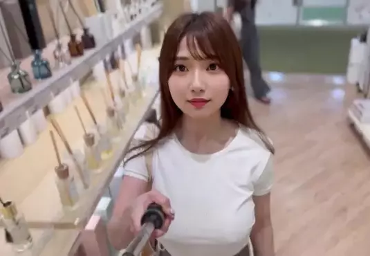 定期更新《NoBra散步》這次的正妹一個人跑去了家飾館逛逛