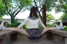 鬼之180度劈腿女孩《軟体はる》完全比照範馬勇次郎這角度未免也太硬了吧(汗)
