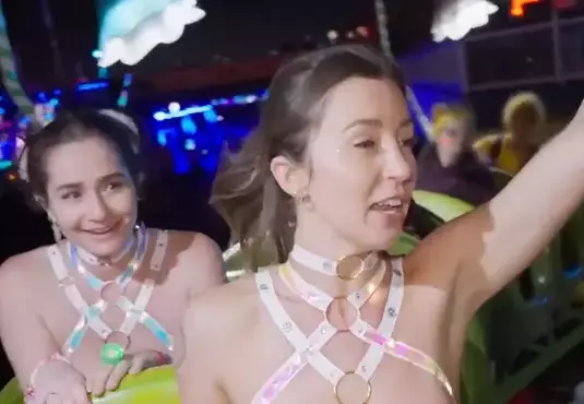 無胸罩冒險《BralessGirlsTV》的雲霄飛車初體驗