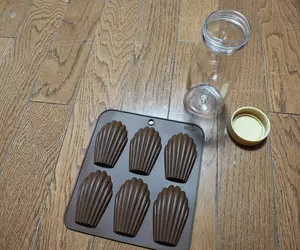 網友用大創百元商品製作的簡易飛機杯 想不到蛋糕模具也能開發出奇怪的用法