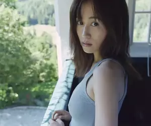 美臀線條內衣造型曝光《前田敦子》挑戰更大膽睽違14年的寫真集「Beste」推出