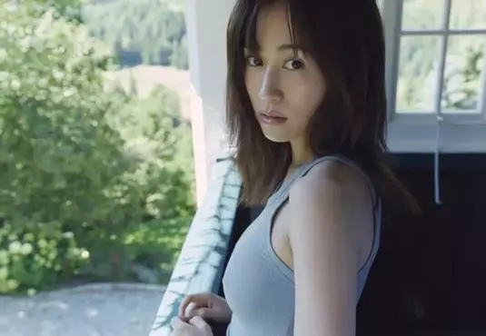 美臀線條內衣造型曝光《前田敦子》挑戰更大膽睽違14年的寫真集「Beste」推出