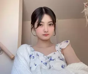 高中生模特兒《舞香》17歲擁有天然美貌的她登上雜誌拍寫真
