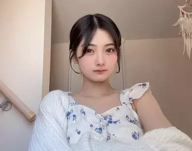 高中生模特兒《舞香》17歲擁有天然美貌的她登上雜誌拍寫真